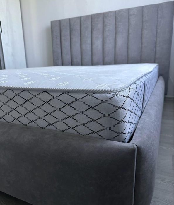 Кровать двуспальная с матрасом