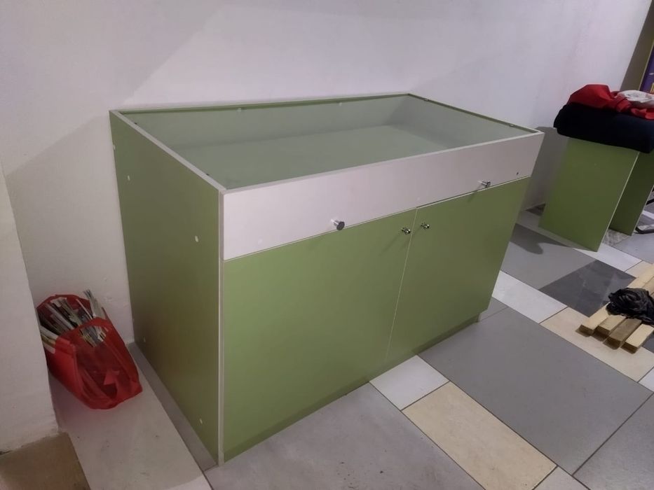 Стол- витрина фисташкового цвета