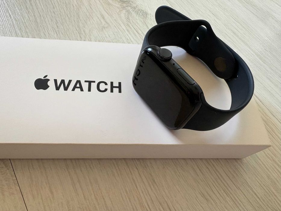 Apple Watch SE (2nd Gen) 44mm Midnight Aluminum на 90% батерия
