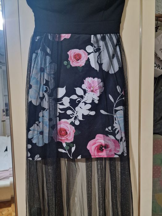 Къса черна рокля с презрамки и опашка от тюл.