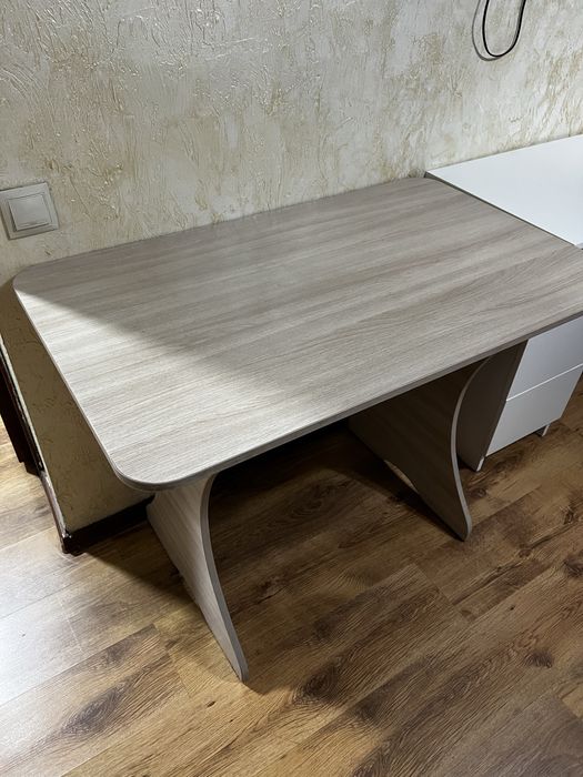 Продаю два стола в идеальном состоянии!