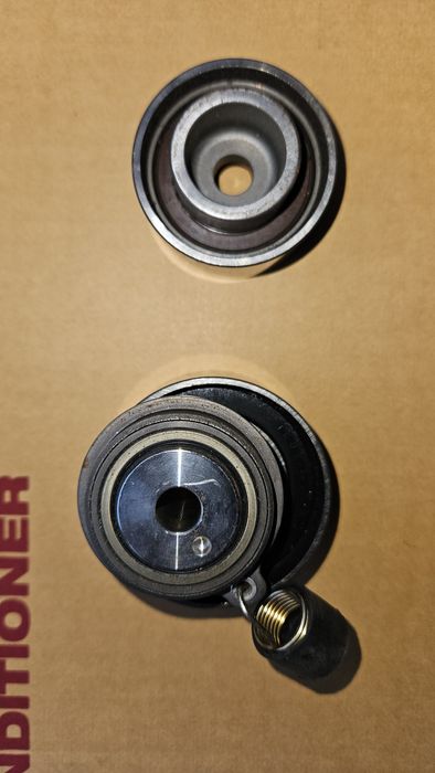 Ролка ангренаж и  ролка пистов ремък за Mazda 626,бензин