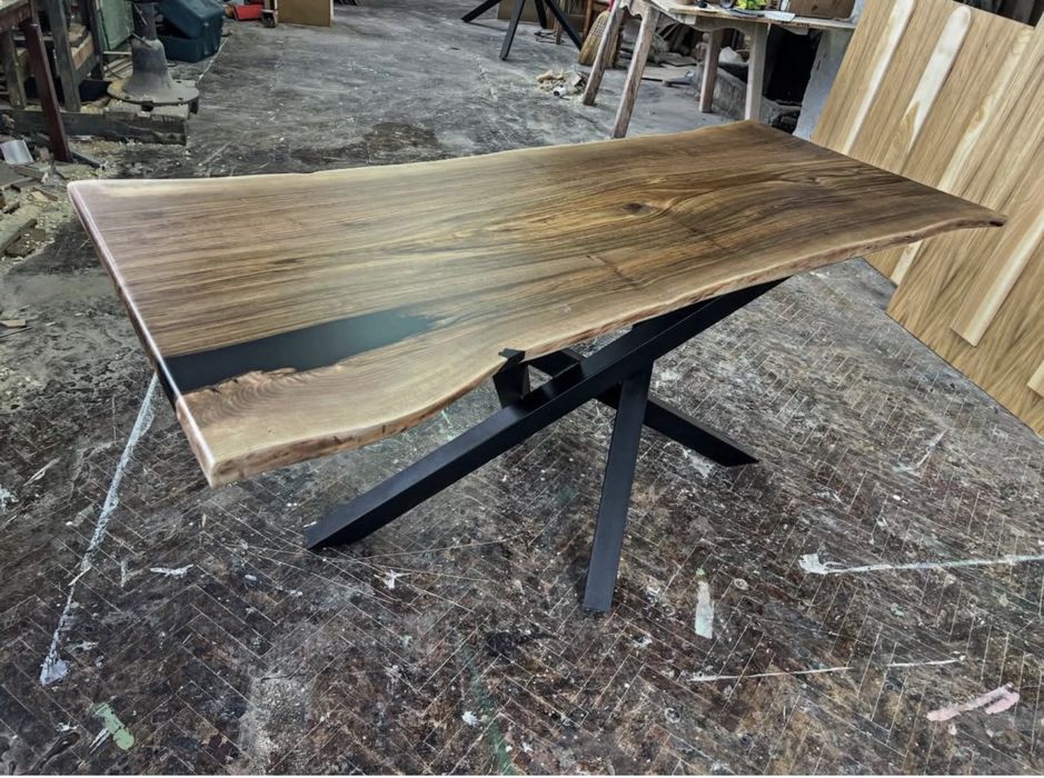 Трапезна и холна маса от цял орех и черна епоксидна смола