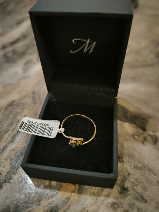 Золотое кольцо с бриллиантом