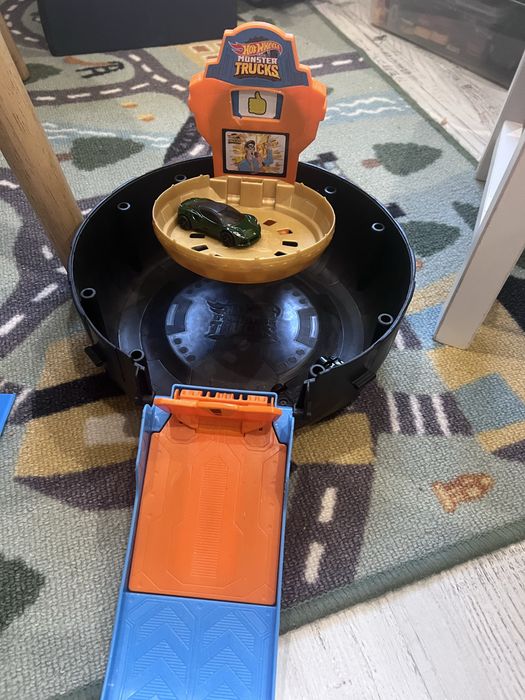Писта Hot wheels акула +писта гума