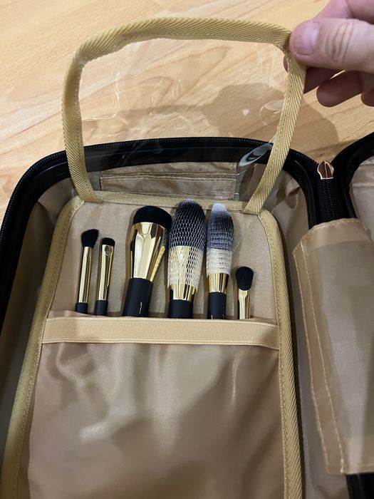 Ново куфарче за козметика Deliplus с подарък