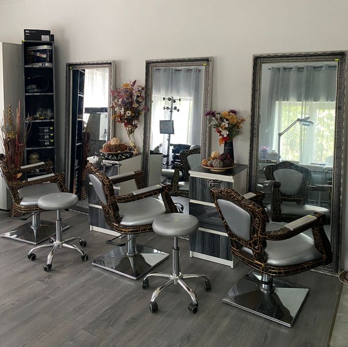 Masa manichiura/scaune/ oglinzi coafor