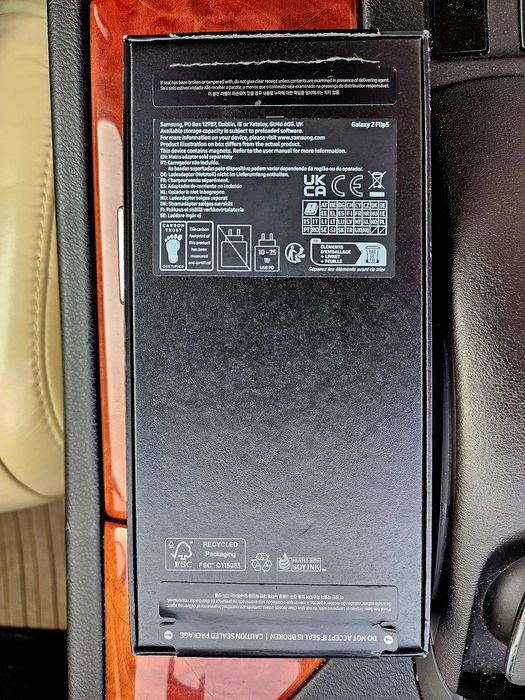 Samsung Galaxy Z Flip5, cu 8GB RAM și 512GB spațiu memorie