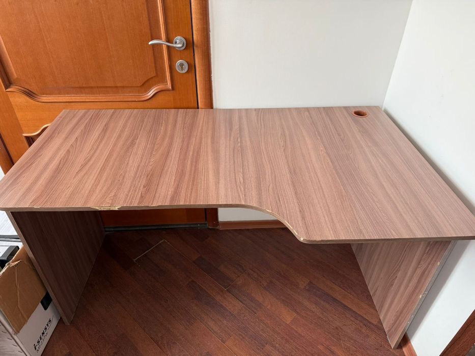 Офисный стол ,тумба на роликах