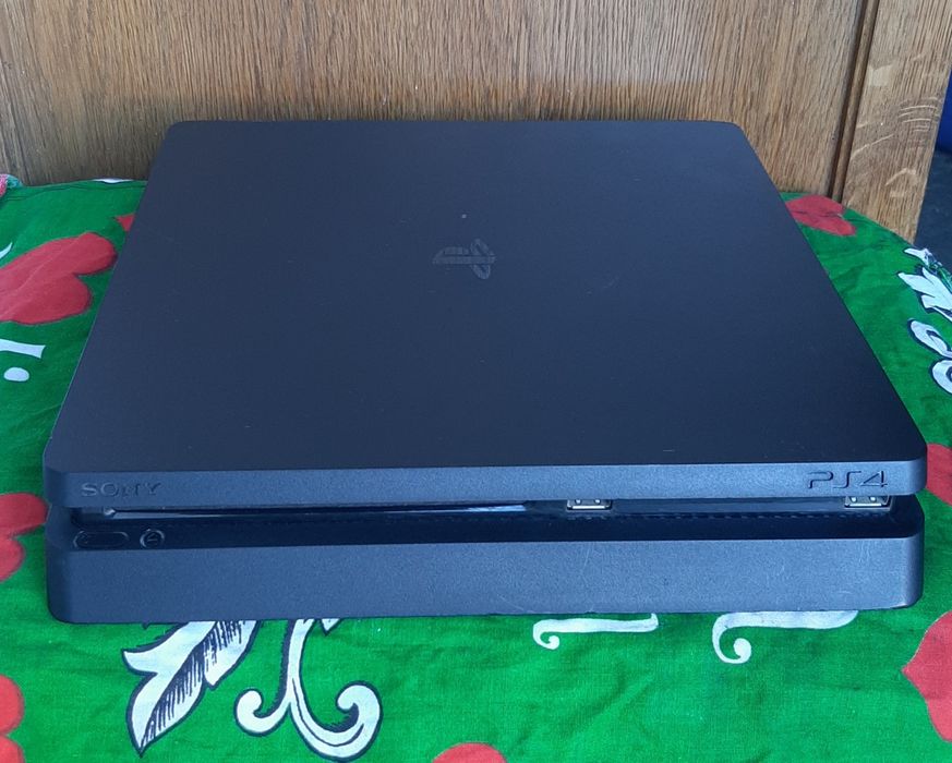 Vând PlayStation 4 slim în stare bună ps4