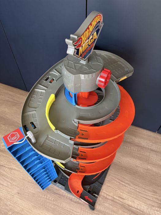 Hot wheels гараж, писта и автовоз