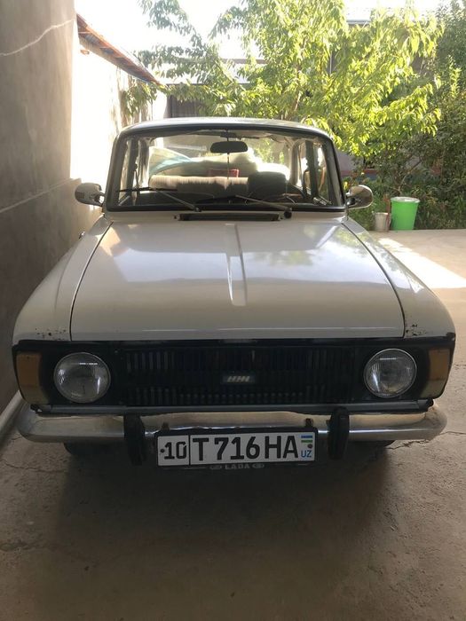 Москвич 412 белого цвета