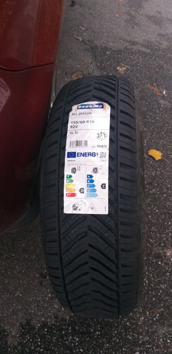 Vînd 2 anvelope noi 195/60/15 all  sealson