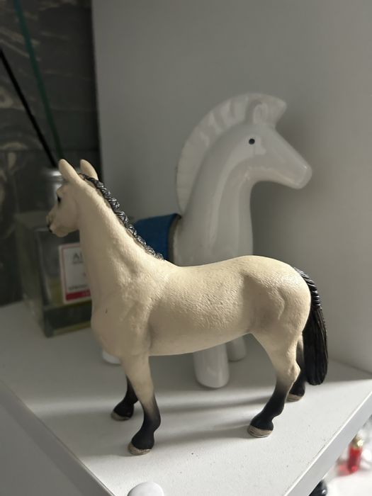 лошадка schleich
