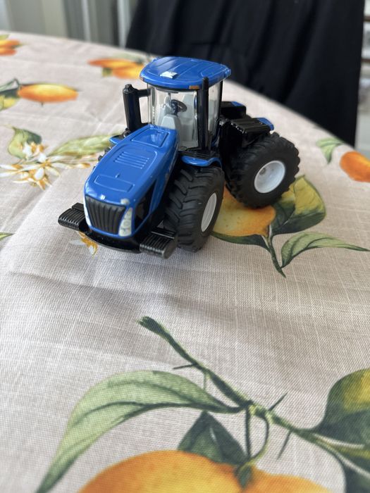 Детска играчка трактор New holland 1:50 Siku