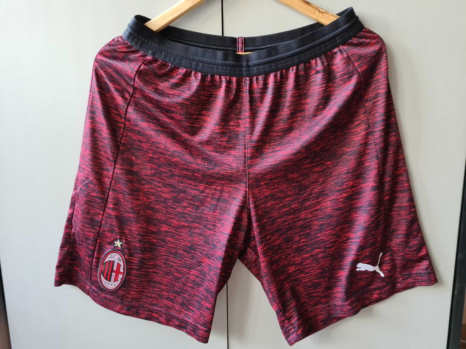 Тениска и шорти AC Milan, долнище Nike на PSG, Macron за вратар