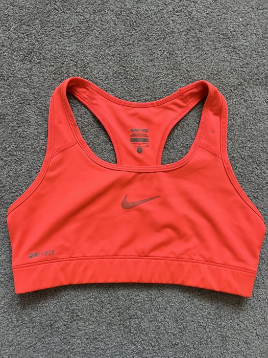 Бюстиета, потници, тениски Nike