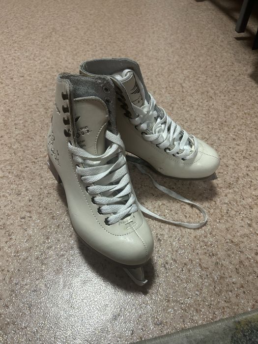 Белые женские коньки