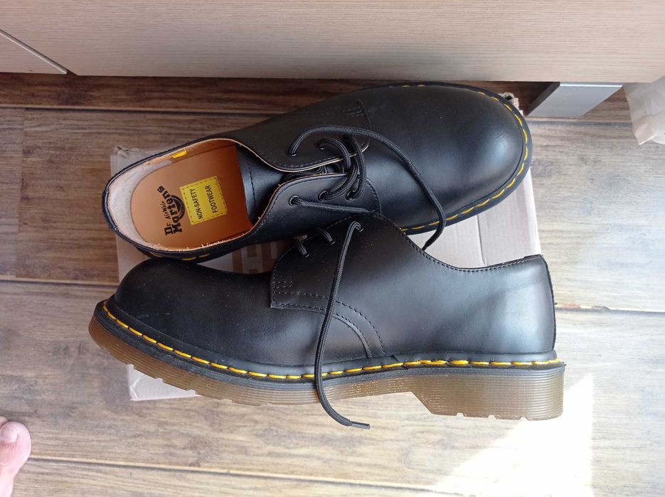 UK9.5 Нови Обувки Dr. Martens Black