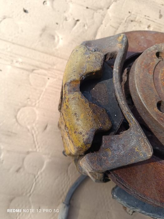 Останали части от ауди 80 б4 2.0 90кс носачи спирачни апарати