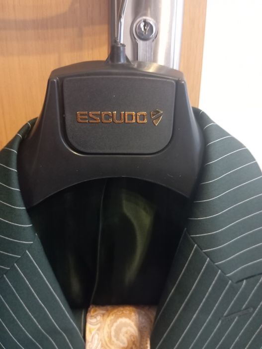 Costum de vânzare