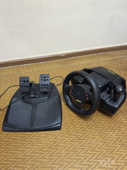 Игровой руль Logitech Momo