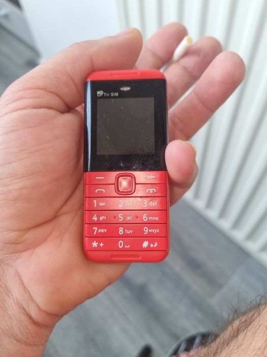 Telefon 3 sim rosu