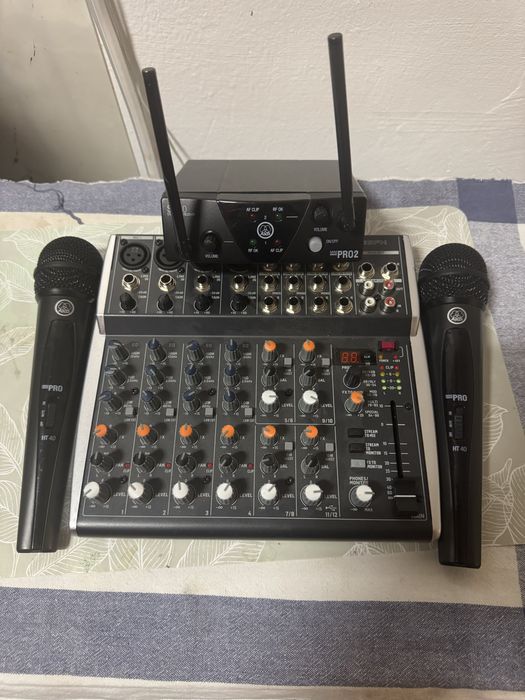 Microfoane fara fir AKG si un mixer Beringer