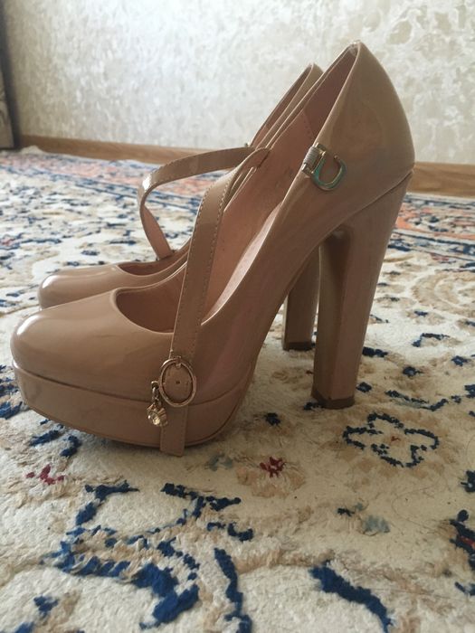 Продам туфли бежевые