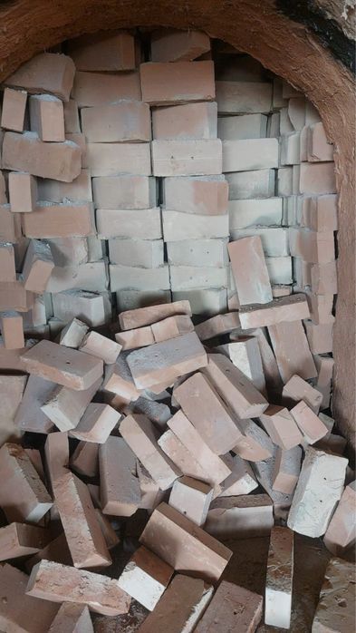 Красный жженый кирпич