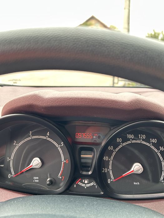 Vand Ford Fiesta GPL . 99000 km în creștere .