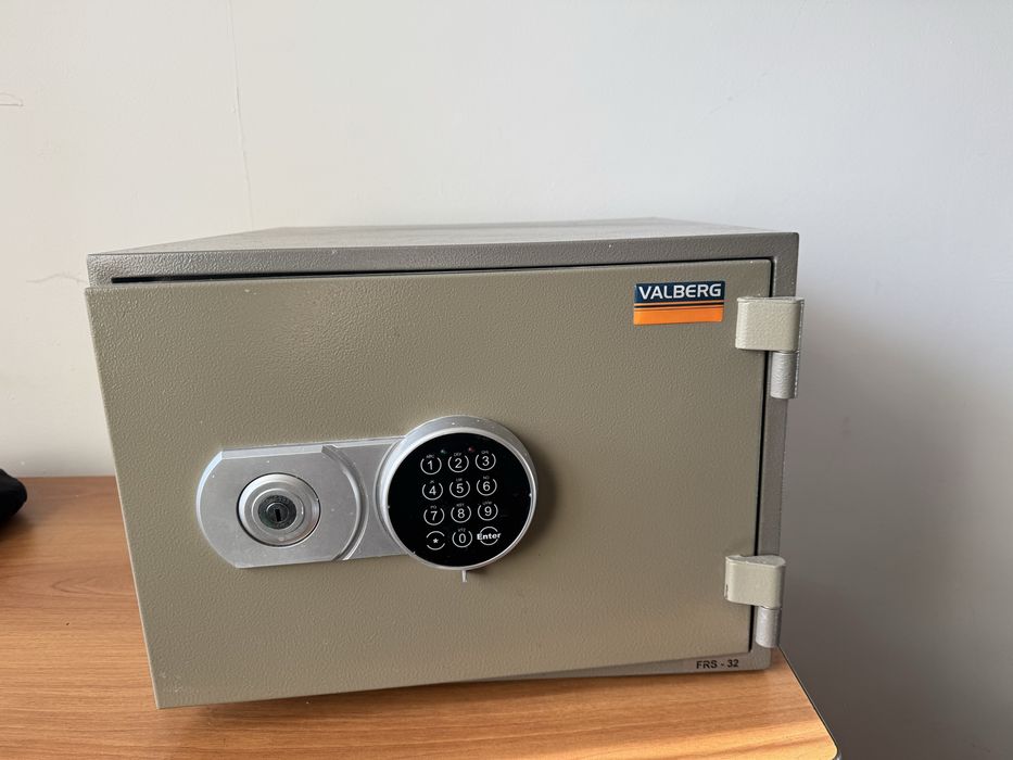 Сейф с ключем в хорошем состоянии