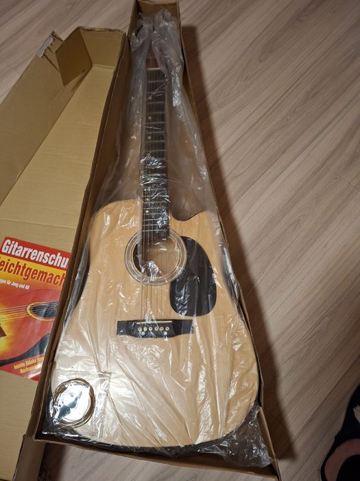 Vand chitara clasica noua.