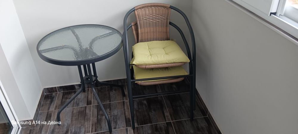 Маса с два стола на Юск