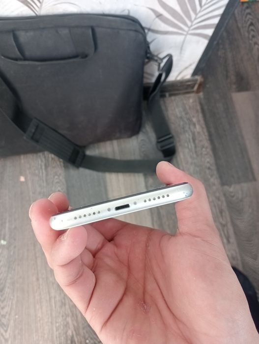 Iphone 11 white.
