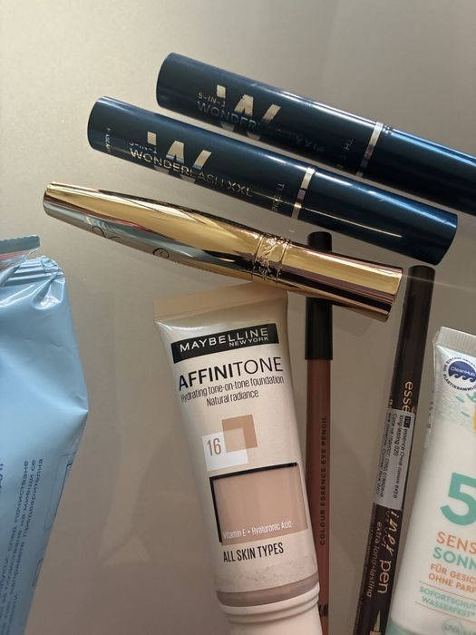 Комплект душ гел и боди лосион ,грим ,2 фондьотена сенки за очи и спирали