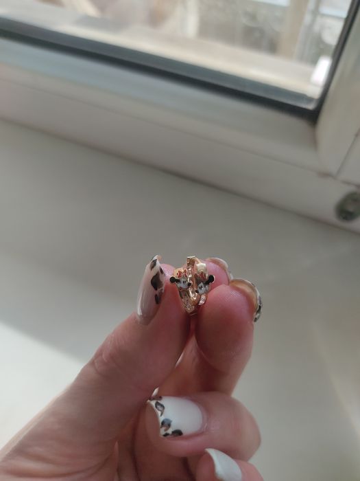 Продам  детские сережки уступка будет