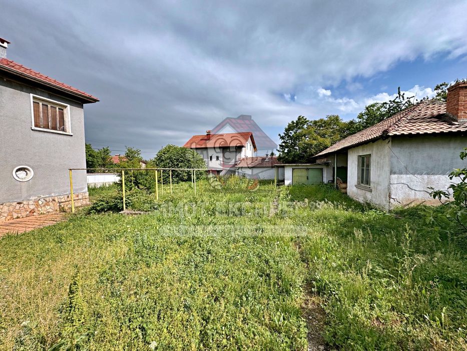 Самостоятелна къща 176кв.м, парцел 900кв.м, в центъра на село Червен