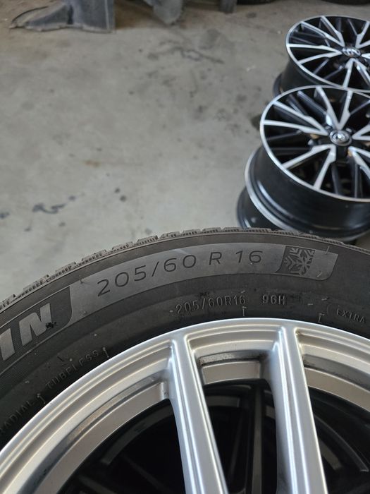 4 Броя 205/60/16 2xMichelin 7,5mm 24dot, 2xContinental 6,8mm 23dot