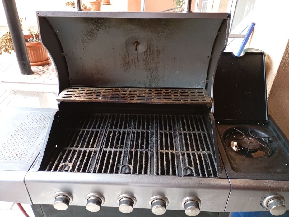 Grătar pe gaz cu suprafața de gătit