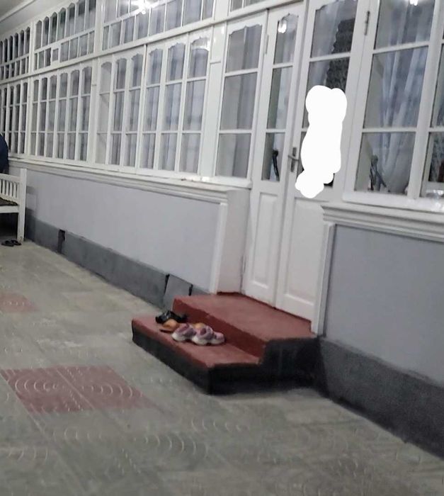 Teraska sotiladi oynalari bilan. Xolati zo'r. Yana 4 ta deraza ham bor