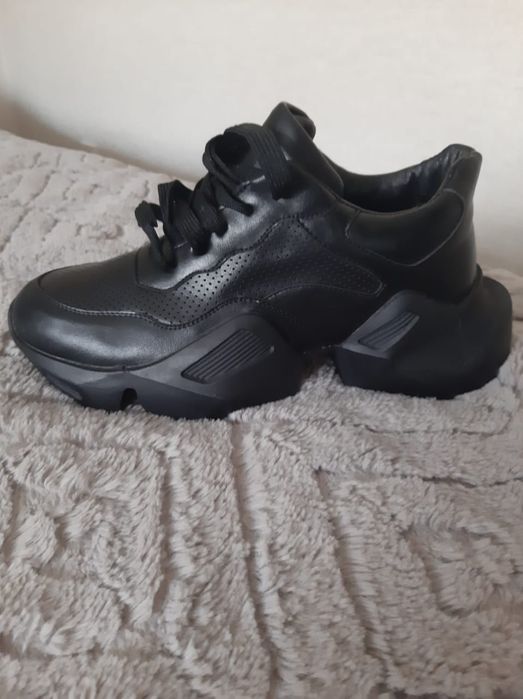 Продаю кроссовки