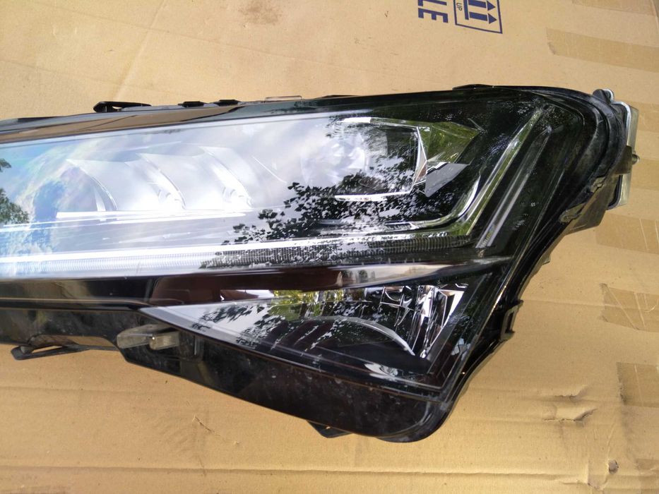 Ляв фар за Skoda Superb III 3V 2023 година.