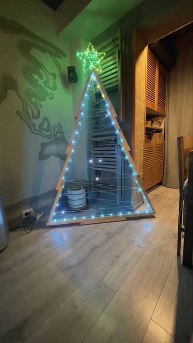 Brad decorativ din lemn cu instalație smart – control din telefon