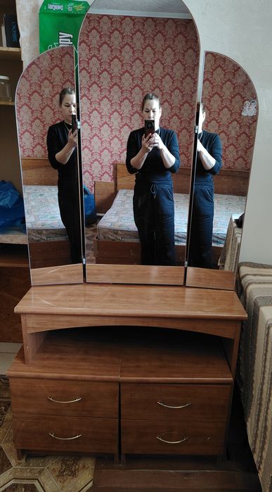 Продам диван вместе трюмо