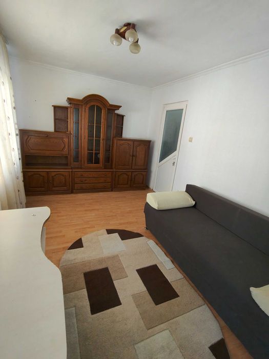 Închiriez garsonieră .