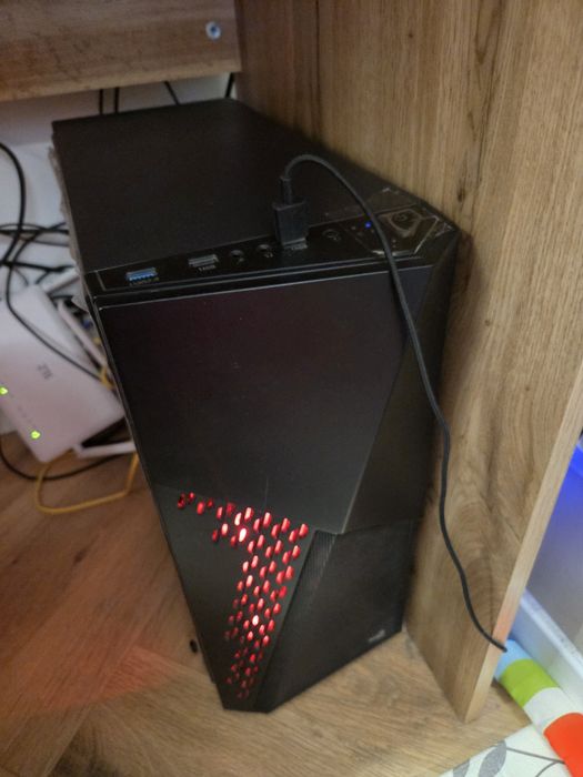 CPU: AMD Ryzen 5 1600AF (6 nuclee / 12 fire)
RAM: 16 GB DDR4
GPU: NVID