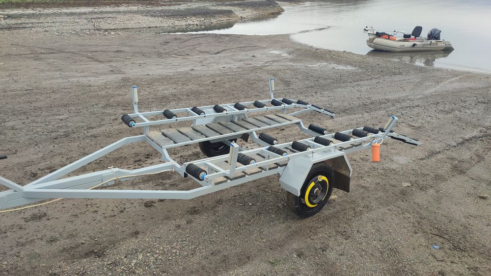 Надуваема лодка 3,80м. с  колесар