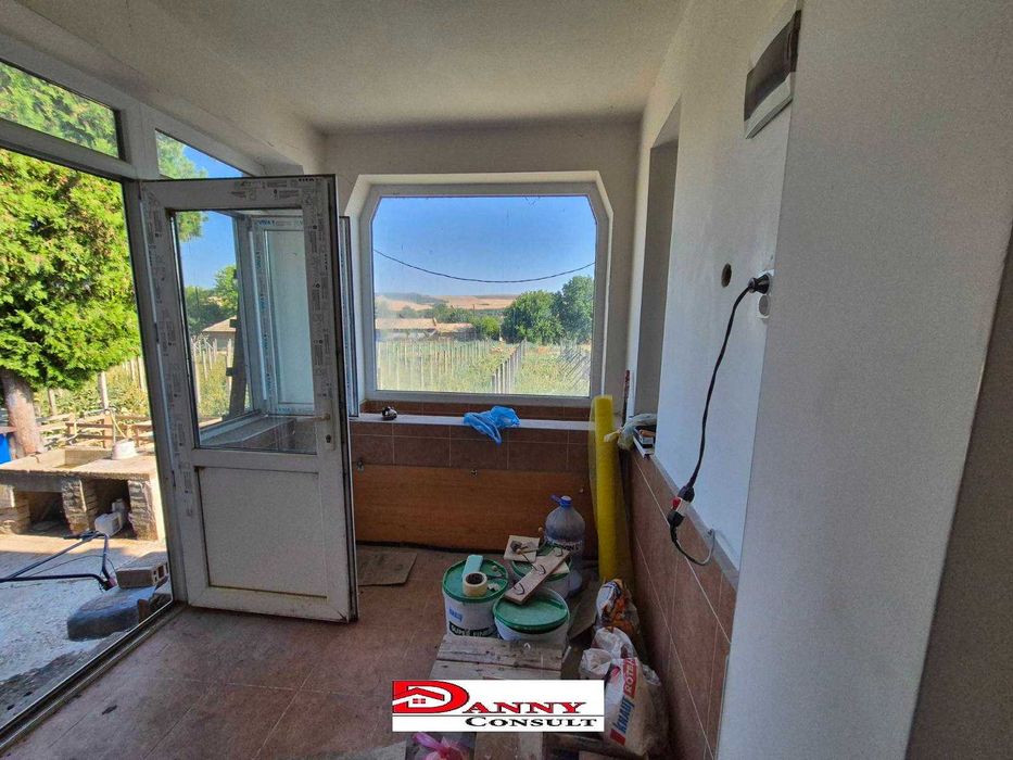 Къща с 5800 кв.м. двор в с. Климентово, обл. В.Търново