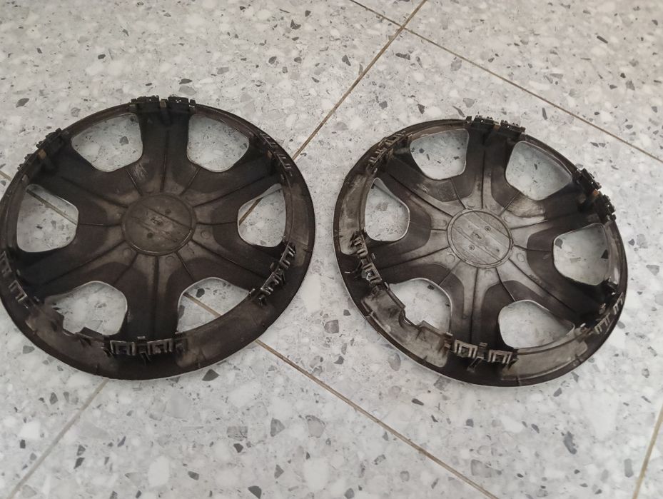 2 Capace roti originale Dacia R15. Amândouă la 50 lei.